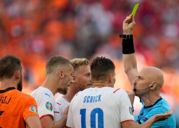 PEMAIN Republik Czech (jersi putih) cuba mempengaruhi keputusan pengadil, Sergey Karasev, yang melayangkan kad kuning kepada pertahanan Belanda, Matthijs de Ligt (tiada dalam gambar), sebelum diubah kepada kad merah setelah merujuk VAR dalam aksi peringkat 16 pasukan terakhir Euro 2020 di Arena Puskas, Budapest, hari ini.- AFP