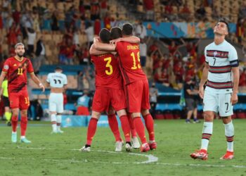 REAKSI bintang Portugal, Cristiano Ronaldo (kanan) selepas pasukannya tewas kepada Belgium dalam saingan peringkat 16 terakhir Euro 2020 di Stadium La Cartuja, Seville, hari ini.- AFP