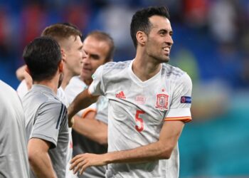 PEMAIN tengah Sepanyol, Sergio Busquets (kanan) ketika meraikan kejayaan pasukannya mengatasi Switzerland dalam saingan suku akhir Euro 2020 di Stadium in Saint Petersburg, Jumaat lalu.- AGENSI