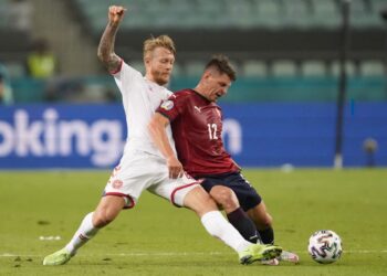 PERTAHANAN Denmark, Simon Kjaer (kiri) cuba merebut bola daripada pemain tengah Republik Czech, Lukas Masopust sewaktu kedua-dua bertembung dalam saingan suku akhir Euro 2020 di Stadium Olimpik, Baku, hari ini.- AFP