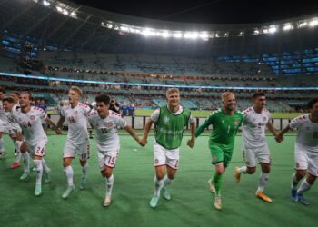 PEMAIN Denmark meraikan kejayaan mereka mara ke separuh akhir Euro 2020 selepas menundukkan Republik Czech 2-1 di Stadium Olimpik, Baku, hari ini.- AFP