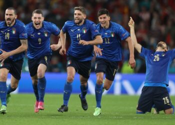 PEMAIN Itali dari kiri, Leonardo Bonucci, Andrea Belotti, Domenico Berardi, Matteo Pessina dan Rafael Toloi meraikan kejayaan mara ke pentas akhir Euro 2020 selepas mengatasi Sepanyol menerusi sepakan penalti penentuan di Stadium Wembley, London, hari ini.- AFP