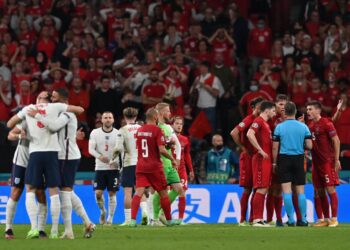 PEMAIN Denmark membantah keputusan pengadil semasa perlawanan separuh akhir Euro 2020 menentang England di Stadium Wembley, London, Rabu lalu.- AFP
