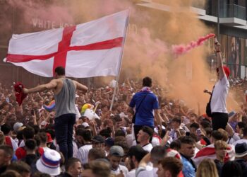PENYOKONG England bersorak di luar Stadium Wembley menjelang saingan akhir Euro 2020 antara skuad Three Lions dengan Itali di London.- AFP