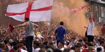 PENYOKONG England bersorak di luar Stadium Wembley menjelang saingan akhir Euro 2020 antara skuad Three Lions dengan Itali di London.- AFP