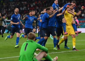 PENJAGA gol Itali, Gianluigi Donnarumma (kanan) bersama rakan sepasukannya meraikan kejayaan skuad Azzurri menjuarai Euro 2020 selepas menewaskan England dalam saingan akhir di Stadium Wembley, London, hari ini.- AFP