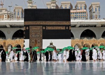 JEMAAH haji menggunakan payung kerana cuaca panas di kota Mekah. - AFP