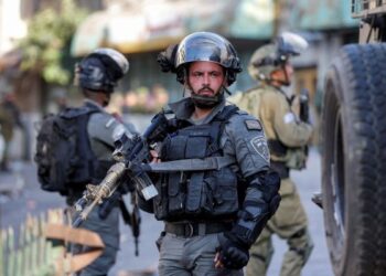 PENGUAT kuasa Israel mengawal kedudukan di Hebron. - AFP