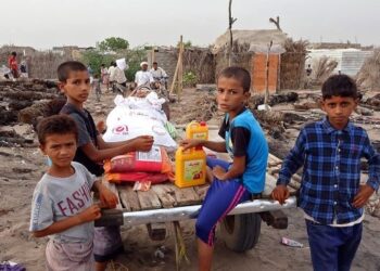 KANAK-KANAK di kem penempatan sementara di perkampungan al-Durayhimi, Hodeida menerima bantuan makanan daripada pertubuhan kemanusiaan. - AFP