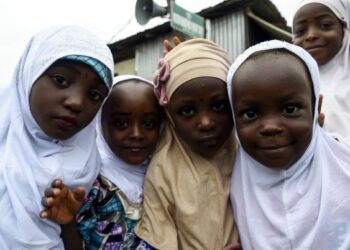 KANAK-KANAK perempuan bergambar di Masjid Ibafo untuk menunaikan solat sunat Aidiladha di Ogun, Nigeria. - AFP