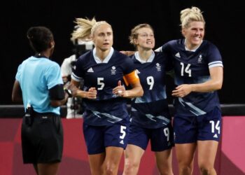 ELLEN White (tengah) meraikan jaringannya ketika membantu Great Britain menewaskan Chile dalam aksi pembukaan acara bola sepak wanita di Sapporo, hari ini.