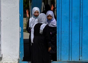 MURID perempuan di sebuah sekolah di Kabul. - AFP