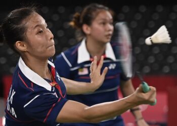 PEMAIN beregu wanita negara, Chow Mei Kuan cuba membalas pukulan semasa beraksi di Sukan Olimpik 2020 Tokyo.- AFP