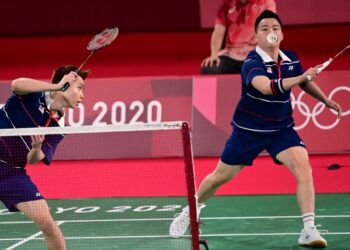 SOH WOOI YIK (kiri) bergandingan dengan Aaron Chia menang ke atas Jason Ho Shue-Nyl Yakura dalam saingan terakhir kumpulan D, Sukan Olimpik 2020 di Musashino Forest Sports Plaza, Tokyo, hari ini.- AFP
