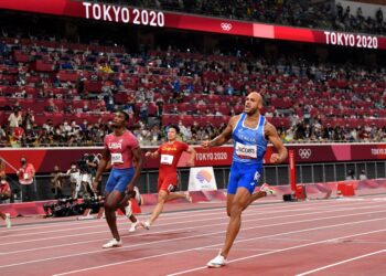 Lamont Marcell Jacobs dari Itali menjuarai pingat emas acara 100m lelaki dengan catatan masa 9.80s.