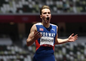 Karsten Warholm muncul juara 400m lari berpagar dan berjaya memecahkan rekod dunia dalam acara itu.