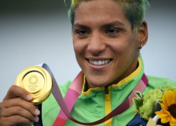 Atlet Brazil, Marcela Ana Cunha meraih pingat emas dalam acara renang maraton 10km.