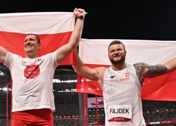 Atlet Poland, Wojciech Nowicki dan Pawel Fajdek meraikan kejayaan masing-masing apabila berjaya meraih pingat dalam acara lempar tukul besi di Sukan Olimpik Tokyo 2020.