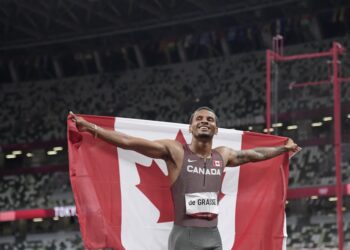 Pelari pecut Kanada, Andre de Grasse meraih pingat emas dalam acara 200m di Sukan Olimpik Tokyo 2020.