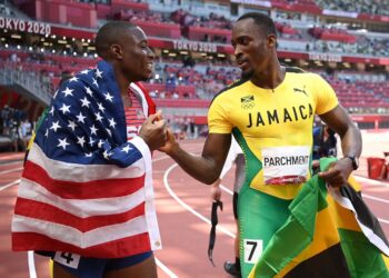 Pelari Jamaica, Hansle Parchment (kanan) meraih pingat emas dalam acara 110m lari berpagar.-AFP
