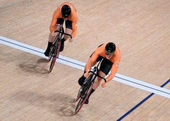 Pelumba baskal trek Belanda, Harrie Lavreysen (kanan) menewaskan rakan senegara Jeffrey Hoogland untuk meraih pingat emas dalam acara pecut individu di Sukan Olimpik 2020