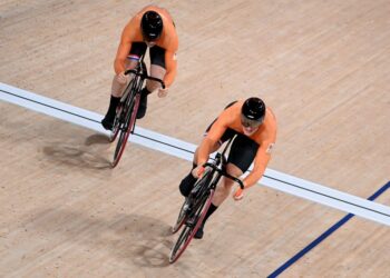Pelumba baskal trek Belanda, Harrie Lavreysen (kanan) menewaskan rakan senegara Jeffrey Hoogland untuk meraih pingat emas dalam acara pecut individu di Sukan Olimpik 2020