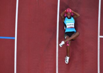 Pelari Bahamas, Shaunae Miller-Uibo meraih pingat emas dalam acara 400m wanita di Sukan Olimpik Tokyo 2020.