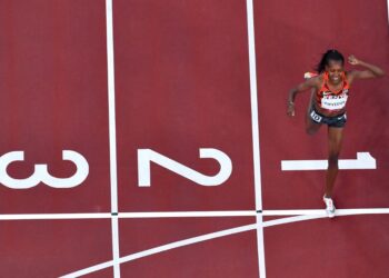 PELARI Kenya, Faith Kipyegon memenangi pingat emas dalam Sukan Olimpik 2020 selepas mengungguli perlumbaan 1,500m dengan catatan masa 3 minit 53.11 saat, hari ini.- AFP