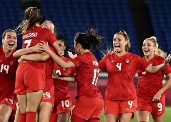 SKUAD bola sepak wanita Kanada meraikan kejayaan mereka dengan memenangi emas selepas menumpaskan Sweden dalam saingan akhir Sukan Olimpik 2020 di Stadium Antarabangsa Yokohama, hari ini.- AFP