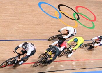 JAGUH berbasikal negara, Datuk Azizulhasni Awang (dua dari kiri) meraih pingat perak dalam acara keirin di Sukan Olimpik kali ini.- AFP