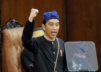 JOKO Widodo Widodo mengenakan pakaian etnik Baduy dari wilayah Banten ketika menyampaikan amanat negara dalam Perhimpunan Agung Parlimen di Jakarta pada Ogos lalu. - AFP