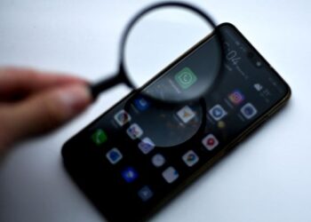 GOLONGAN yang dikenali sebagai keyboard warrior atau tentera bawang tiada batas ketika menulis di laman sosial. – AFP