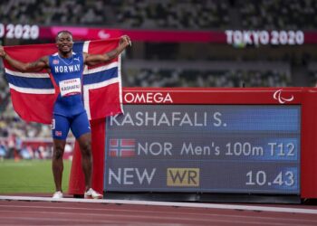 KAPSYEN
SALUM AGEZE KASHAFALI meraikan kejayaannya selepas memecahkan rekod dunia dan menggondol pingat emas dalam acara pecut 100m lelaki T12 di Sukan Paralimpik 2020 Tokyo, kelmarin.- AFP