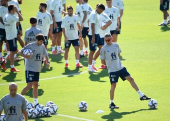 Pengendali Sepanyol, Luis Enrique (kanan) ketika mengemudi latihan anak-anak buahnya menjelang aksi kelayakan Piala Dunia 2024 Qatar menentang Georgia di Las Rozas, Madrid, 4 September lalu.- AFP