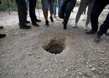 LUBANG yang digali enam tahanan Palestin di sebuah penjara Israel di Gilboa. – AFP