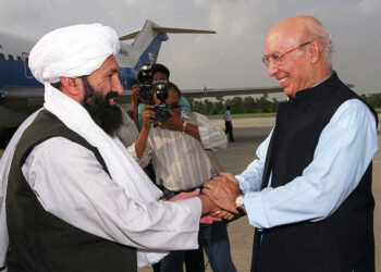 (GAMBAR fail pada 25 Ogos 1999, Menteri Luar Pakistan, Sartaj Aziz bertemu dengan rakan sejawat dari pentadbiran Taliban di Afghanistan, Mullah Mohammad Hassan Akhund (kiri) di Islamabad. - AFP