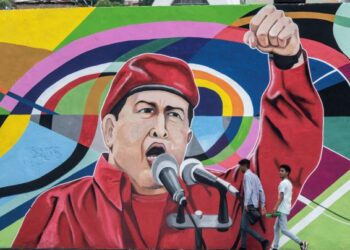 HUGO Rafael Chavez Frias yang dianggap hero rakyat Venezuela diabadikan pada mural di sebatang jalan di ibu negara itu, Caracas. – AFP