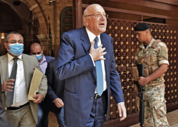 NAJIB Mikati meninggalkan Masjid al-Omari di Beirut sebelum mengadakan pertemuan bersama Presiden Lubnan. - AFP