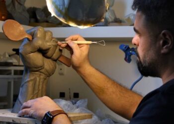 MAITHAM Abdal membuat ukiran yang digelarnya ‘sudu kebebasan’ di Kuwait City, Kuwait. – AFP