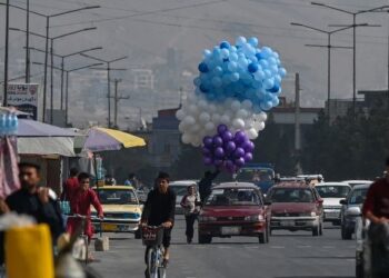SEORANG lelaki menjual belon di sebatang jalan di Kabul. Masa depan Afghanistan masih kabur selepas berpuluh tahun diselubungi konflik. – AFP