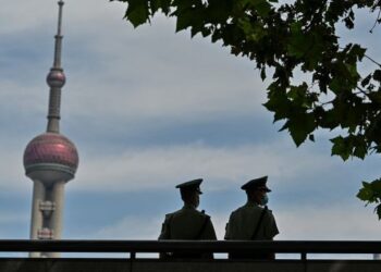 PASUKAN keselamatan berkawal di Sungai Huangpu yang berlatarkan Oriental Pearl Radio and Television Tower di Shanghai. - AFP