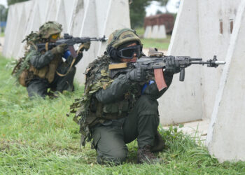 ANGGOTA tentera Ukraine menjalani latihan ketenteraan bersama Amerika Syarikat dan beberapa negara NATO di Lviv. - AFP