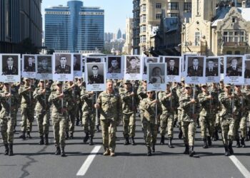 KEBIJAKSANAAN Ilham Aliyev (baris depan, tiga dari kiri) mengatur strategi peperangan membolehkan tentera Azerbaijan menawan semula wilayah-wilayah yang dicerobohi Armenia. – AFP
