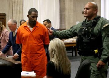 GAMBAR fail bertarikh 17 September 2019 menunjukkan R. Kelly dihadapkan ke Mahkamah Jenayah Leighton di Chicago. – AFP