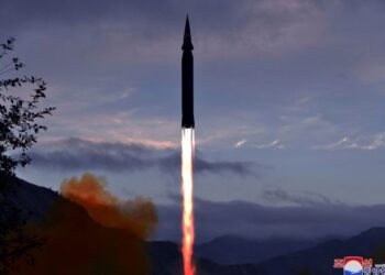 GAMBAR yang disiarkan Korean Central News Agency menunjukkan Korea Utara melancarkan ujian peluru berpandu hipersonik Hwasong-8 dari pusat pelancar Toyang-ri, wilayah Jagang, Korea Utara. – AFP