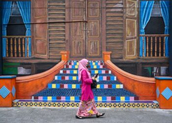HARI ini, tradisi budaya Melayu berdepan cabaran hebat berikutan kemajuan teknologi maklumat yang pesat dan dinamik menerjah masuk dalam kehidupan masyarakat Melayu. – AFP