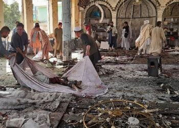 PENDUDUK mengangkat mayat mangsa serangan bom di sebuah masjid di Kunduz, Afghanistan. - AFP