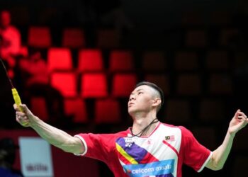 ANAK-ANAK teruja menonton aksi Lee Zi Jia semasa kejohanan Piala Sudirman menerusi TV, 
baru-baru ini. – AFP