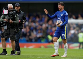 PEMAIN tengah Chelsea, Mason Mount (kanan) meraikan jaringan ketiganya ketika membantu skuad Blues membelasah Norwich City 7-0 dalam saingan Liga Perdana Inggeris di Stamford Bridge, London, malam kelmarin.- AFP