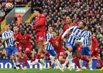 PERTAHANAN Liverpool, Trent Alexander-Arnold menanduk bola dalam usaha meredakan tekanan ketika mewakili pasukannya menentang Brighton dalam aksi Liga Perdana Inggeris di Anfield, malam kelmarin.- AFP